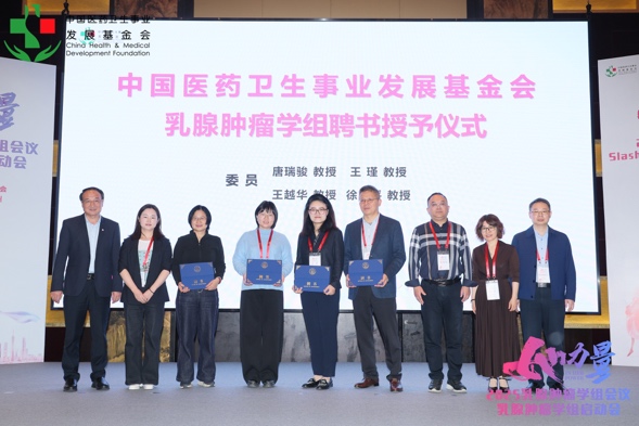 一群人站在一起

AI 生成的内容可能不正确。