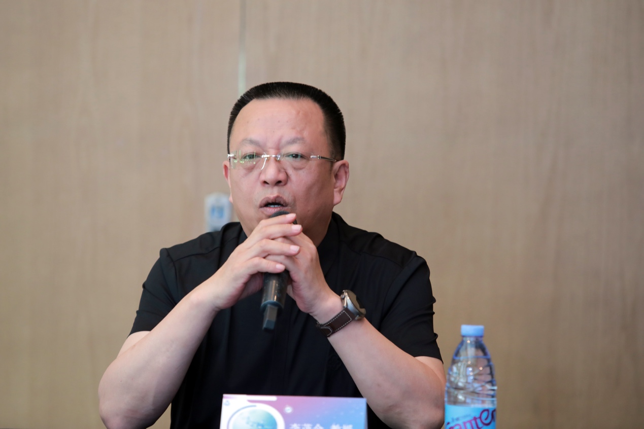 男人吃东西

描述已自动生成