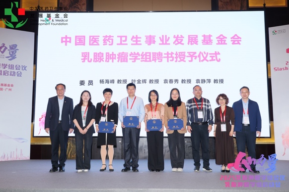 一群人站在一起

AI 生成的内容可能不正确。